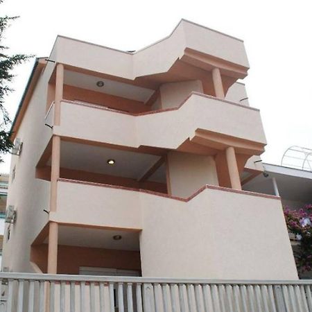 Apartments Anne Petrovac Екстериор снимка