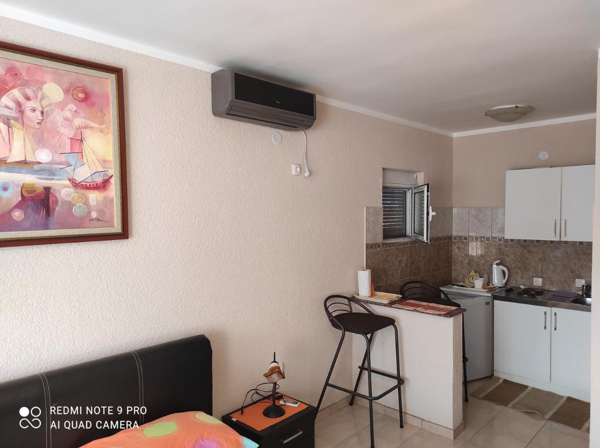 Apartments Anne Petrovac Екстериор снимка