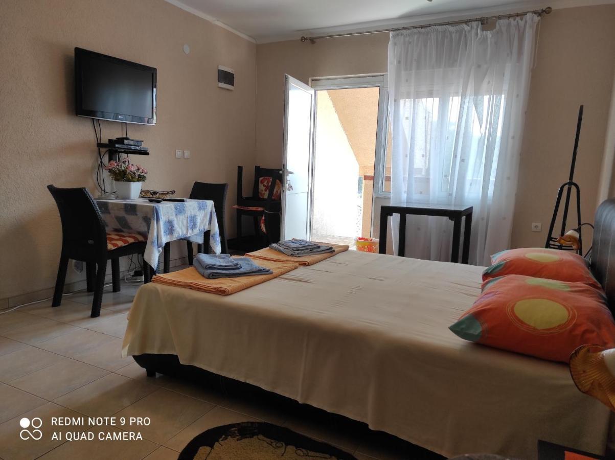 Apartments Anne Petrovac Екстериор снимка