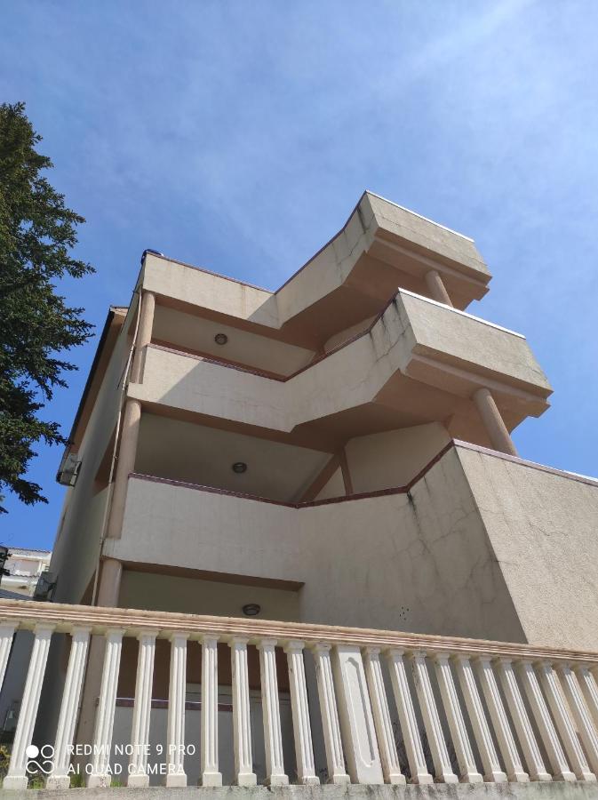 Apartments Anne Petrovac Екстериор снимка
